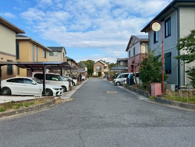 守山市木浜町　中古戸建ての前面道路含む現地写真|前道広々6ｍあるので、お車の出し入れも楽々です。