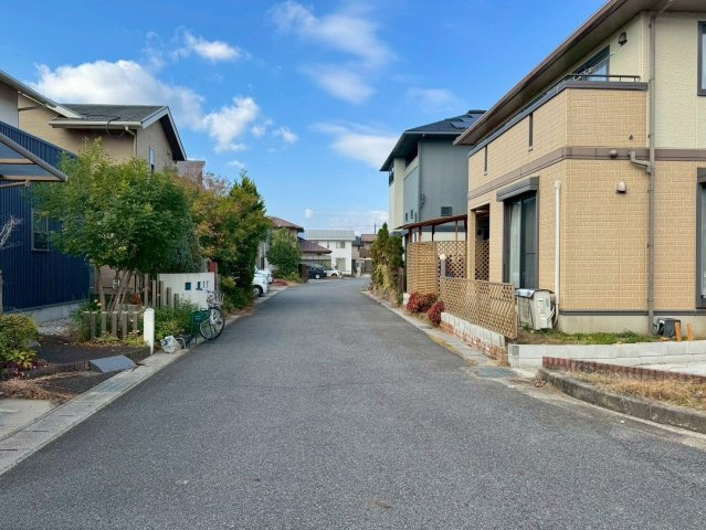 守山市木浜町　中古戸建ての前面道路含む現地写真|整った区画と美しい街並みが魅力の住宅地です。