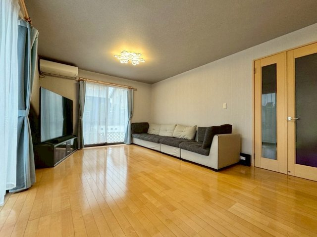 守山市木浜町　中古戸建ての居間・リビング|ご家族の集まるLDKは広々19帖。