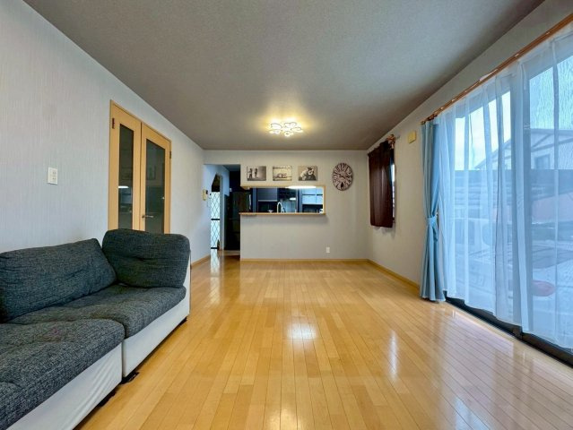 守山市木浜町　中古戸建ての居間・リビング|大きな窓が陽の光を取り込み、とても明るい室内です。