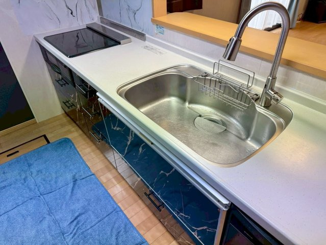 守山市木浜町　中古戸建てのキッチン|オール電化のお住まい。
IHクッキングヒーターは天板がフラットなのでお掃除も楽々です。