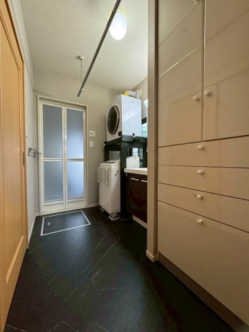 守山市木浜町　中古戸建ての独立洗面台|広々とした洗面脱衣スペースには収納棚がついており、タオルや洗剤のストックなどをすっきりと収納することが可能です。
洗面化粧台は令和5年8月にリフォーム済。