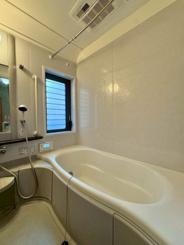 守山市木浜町　中古戸建ての浴室|1坪タイプのお風呂。浴室乾燥がついているので、雨の日のお洗濯にも困りません。