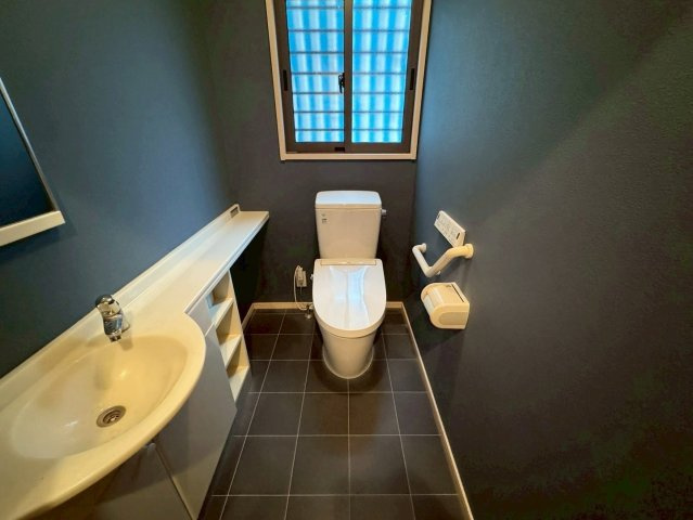 守山市木浜町　中古戸建てのトイレ|シックなクロスで落ち着いた印象の1Fトイレは、令和5年8月にリフォーム済です。