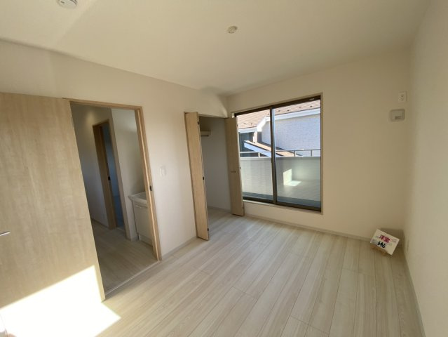 八街市八街に　いろどりアイタウン　新築戸建全3棟1号棟の洋室