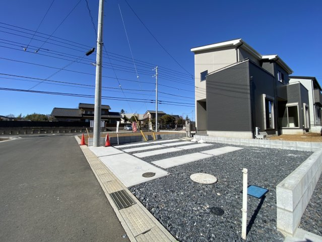 八街市八街に　いろどりアイタウン　新築戸建全3棟1号棟の前面道路含む現地写真