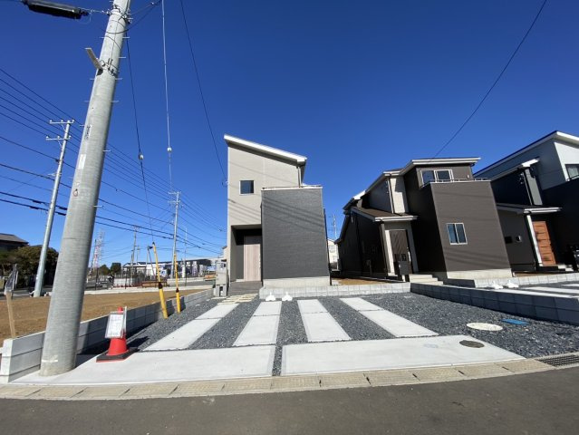 八街市八街に　いろどりアイタウン　新築戸建全3棟1号棟の前面道路含む現地写真