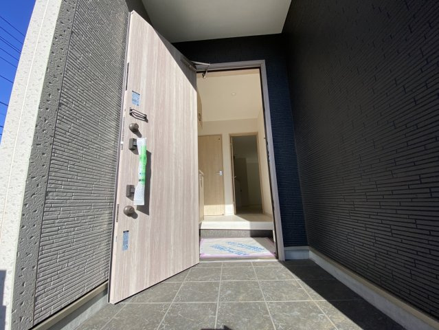 八街市八街に　いろどりアイタウン　新築戸建全3棟1号棟の玄関