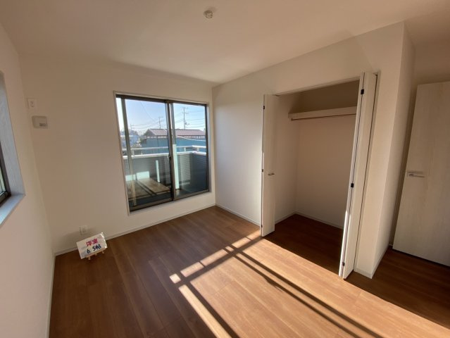 八街市八街に　いろどりアイタウン　新築戸建全3棟2号棟の洋室