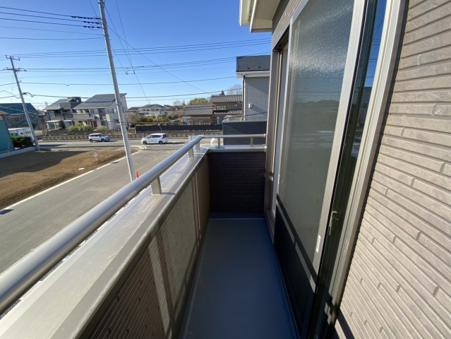 八街市八街に　いろどりアイタウン　新築戸建全3棟2号棟のバルコニー