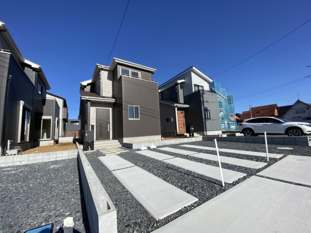 八街市八街に　いろどりアイタウン　新築戸建全3棟2号棟の前面道路含む現地写真