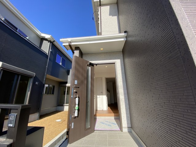 八街市八街に　いろどりアイタウン　新築戸建全3棟2号棟のエントランス