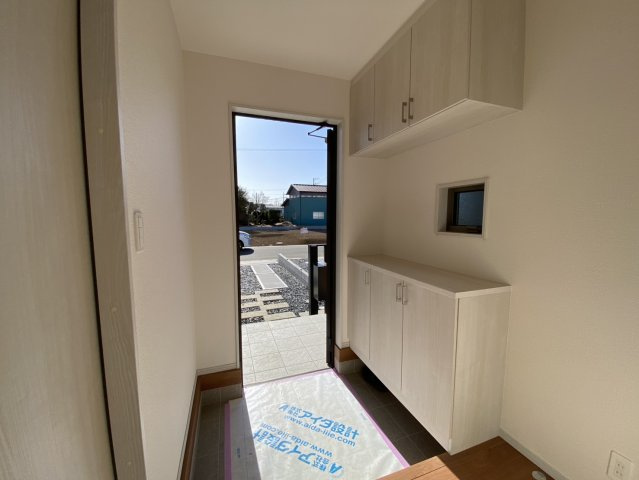 八街市八街に　いろどりアイタウン　新築戸建全3棟2号棟の玄関