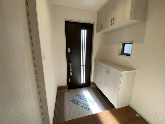 八街市八街に　いろどりアイタウン　新築戸建全3棟2号棟の玄関