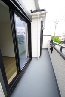 【バルコニー】 | 【仲介手数料無料！！】府中市日新町3丁目　新築戸建て（全16棟）P号棟　5590万円 | ワイドバルコニー