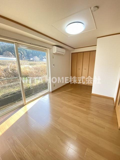 コーポ篠山の居間・リビング|照明を各部屋に完備しています☆