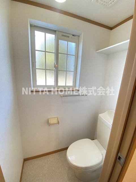 コーポ篠山のトイレ|トイレには小窓が付いています◎