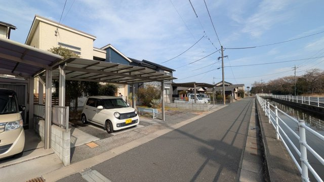 岡山市南区藤田　中古戸建の前面道路含む現地写真