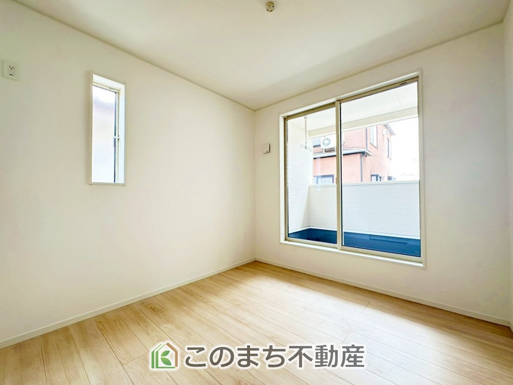 CRADLEGARDEN宇都宮市桜第3の洋室|採光も確保されたお部屋です。大きいベッドを置いても余裕のあるゆとり空間。

