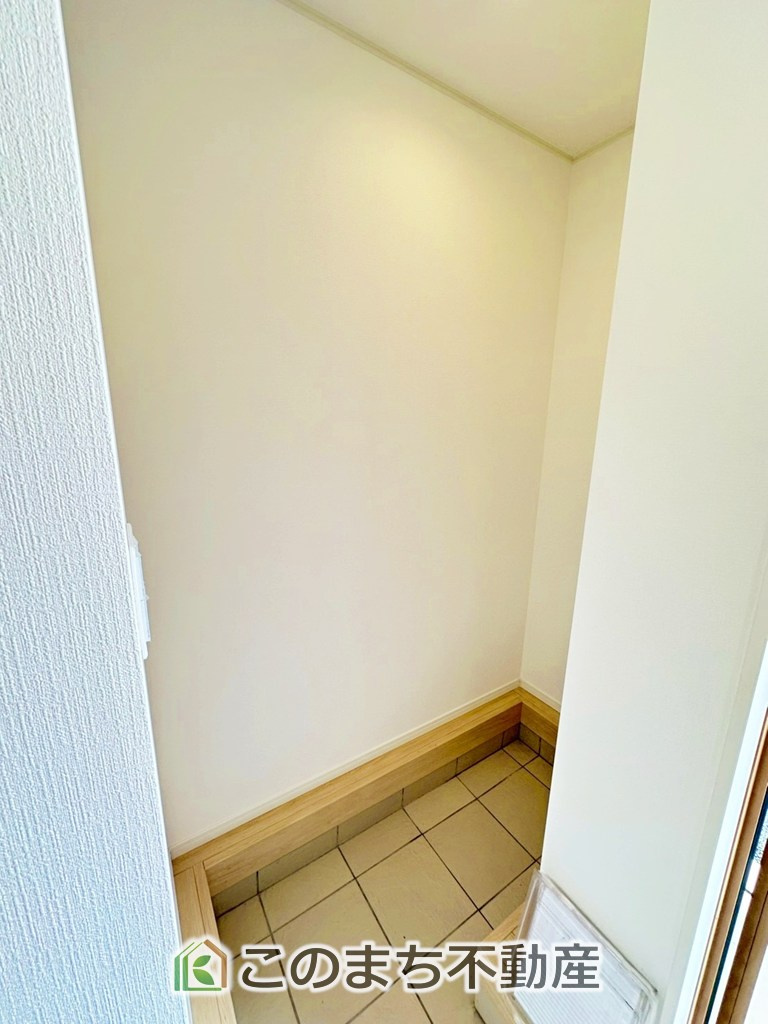 CRADLEGARDEN宇都宮市桜第3の玄関|玄関にはシューズボックスはもちろん、大きな荷物も収納出来るシューズクロークもございます♪
