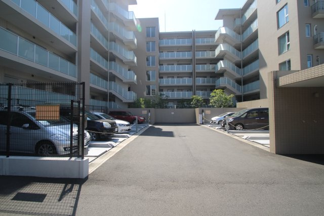 アールブラン二子多摩川レジデンス駐車場100