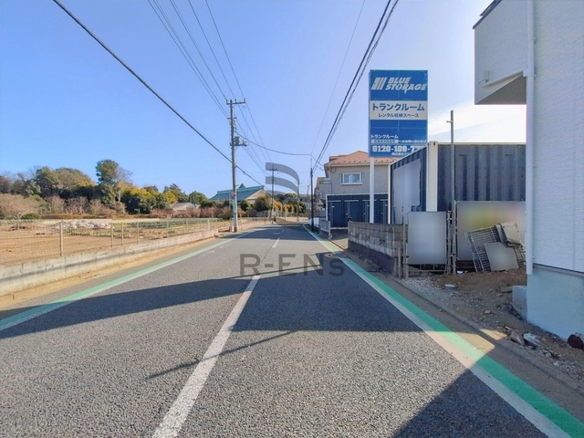 【前面道路含む現地写真】 | 西東京市西原町５丁目　新築戸建て　B号棟 | 落ち着いた低層住宅街の一角、穏やかな街並みが広がります
