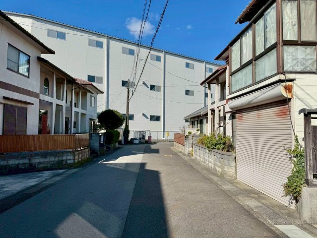 守山市吉身5丁目　建築条件無し売土地の前面道路含む現地写真|人気の吉身小学校 区域。小学校まで徒歩11分なので、小さなお子様も無理なく通うことができます。