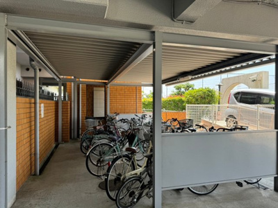 【駐輪場】 | ふぁみーゆ堺 | 駐輪場に屋根があるので、雨の日に自転車が濡れにくく嬉しいですね！