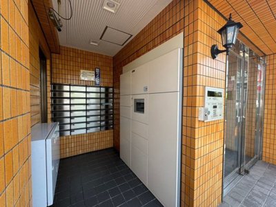 【エントランス】 | ふぁみーゆ堺 | 宅配ボックスがあるので、不在時でも荷物が受け取れて便利ですね♪