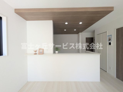 【キッチン】 | 磐田市福田 2期 新築一戸建て 1号棟 | 前から見たキッチンです