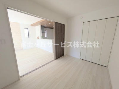 【洋室】 | 磐田市福田 2期 新築一戸建て 1号棟 | リビング横の洋室です