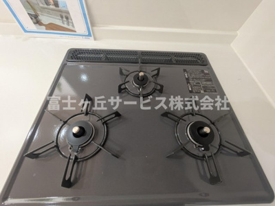 【その他】 | 磐田市福田 2期 新築一戸建て 1号棟 | 3口コンロがあります