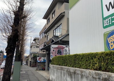 【外観】 | 寿司義 | 住宅用の土地では前面道路に2m以上接していなければならないと法律で定められています。しかし、お持ちの車のサイズやライフスタイルなどにより、2mでは利便が悪い場合もございますので、事前に確認しましょう。