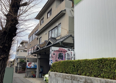 【外観】 | 寿司義 | 道幅が広い場所は日当たりや風通が良好です。幅が広いのですれ違いも可能ですし大きな車でも駐車可能！一方で、大型車が通ることも多くなるため交通量の増加により騒音に繋がります。また土地の値段が高くなります。