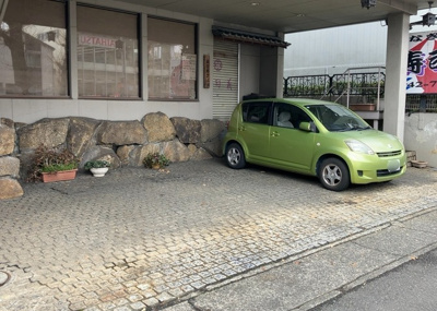 【駐車場】 | 寿司義 | 駐車場と明記されていても、最小スペースでつくられた駐車場だと大型車は駐車できなかったり、出入りしにくくなったりする可能性があります。お車のサイズと購入したい物件の駐車場のサイズを現地で確認しましょう。