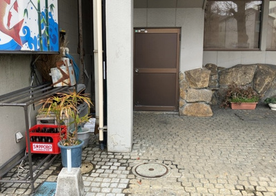 【外観】 | 寿司義 | 庭があることでガーデニングや家庭菜園はもちろん、こどもの遊び場やペットを放して遊ぶことができます。また、家の周囲に余裕があるということです。隣地との間があれば、十分な日当たりと、風通しが確保できます。