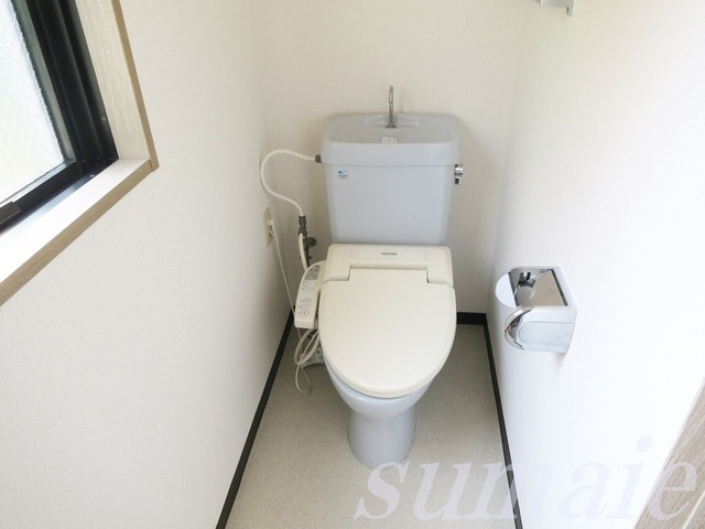 ジュネスⅡのトイレ|☆窓付き、温水洗浄便座付のトイレです☆