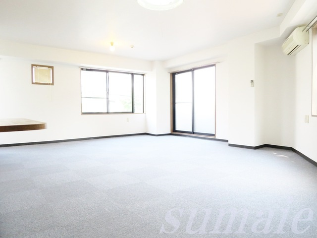 ジュネスⅡの洋室|☆三面採光の明るい角部屋♪広々18帖です☆