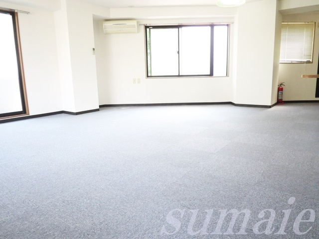 ジュネスⅡの寝室|☆18帖のとにかく広いカーペットの洋室です☆