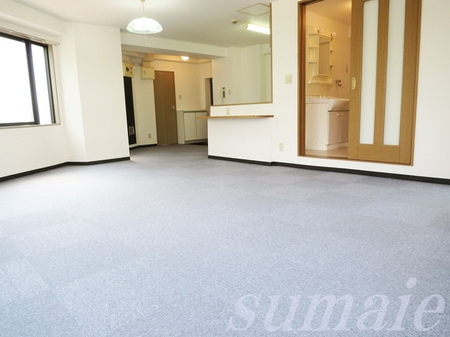 ジュネスⅡの居間・リビング|☆三面採光の明るい洋室です☆