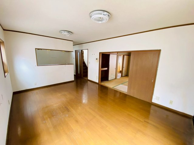 八街ろ　中古戸建の居間・リビング