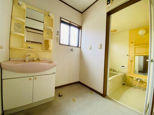 八街ろ　中古戸建の独立洗面台