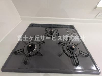 【その他】 | 磐田市福田 2期 新築一戸建て 2号棟 | 3口コンロがあります