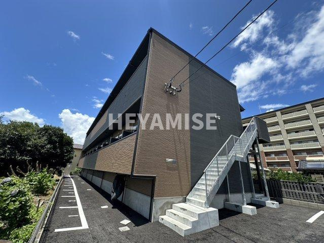 デ・クメール新大村駅前の外観