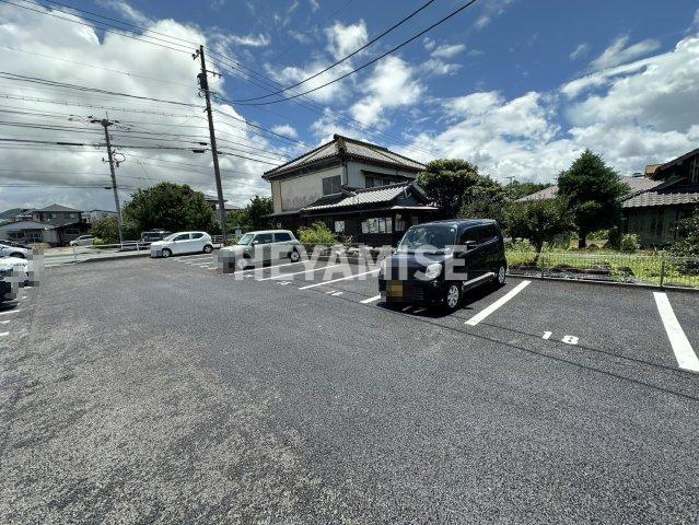 デ・クメール新大村駅前の駐車場