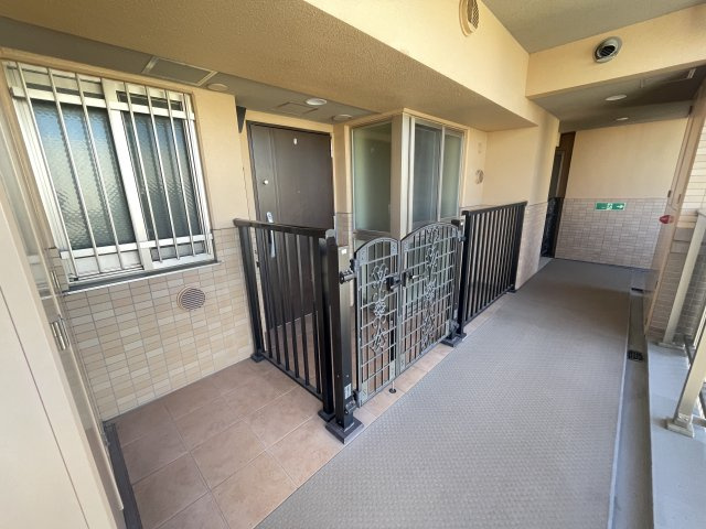 ナイスエスアリーナ荒池公園　の玄関