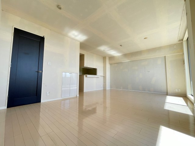 ナイスエスアリーナ荒池公園　の居間・リビング|南向きで陽当たりが良く気持ちのいいリビングです！