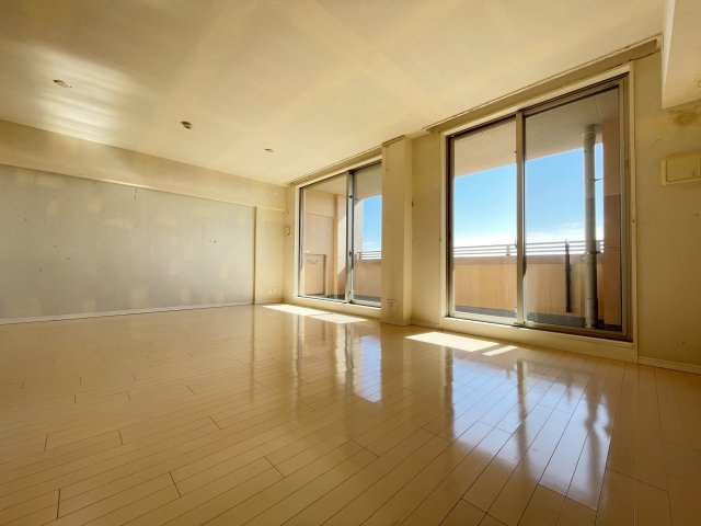 ナイスエスアリーナ荒池公園　の居間・リビング|大きな窓から太陽の日差しが入ります！明るい家族団らんスペース！