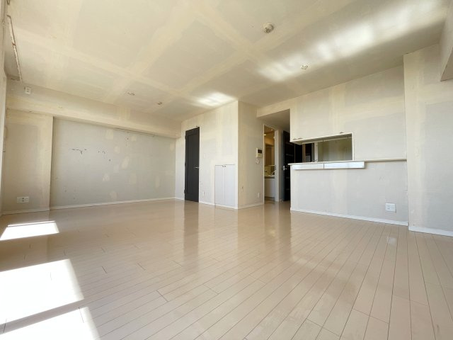 ナイスエスアリーナ荒池公園　の居間・リビング|広々としているので家具を設置してもゆとりがありそうです！