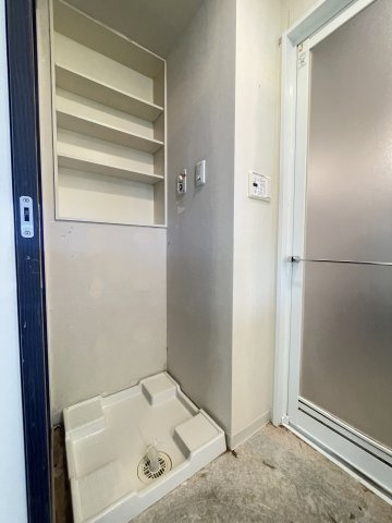 ナイスエスアリーナ荒池公園　の洗面所|洗面台の反対側に洗濯機置き場がございます！棚もついており便利♪